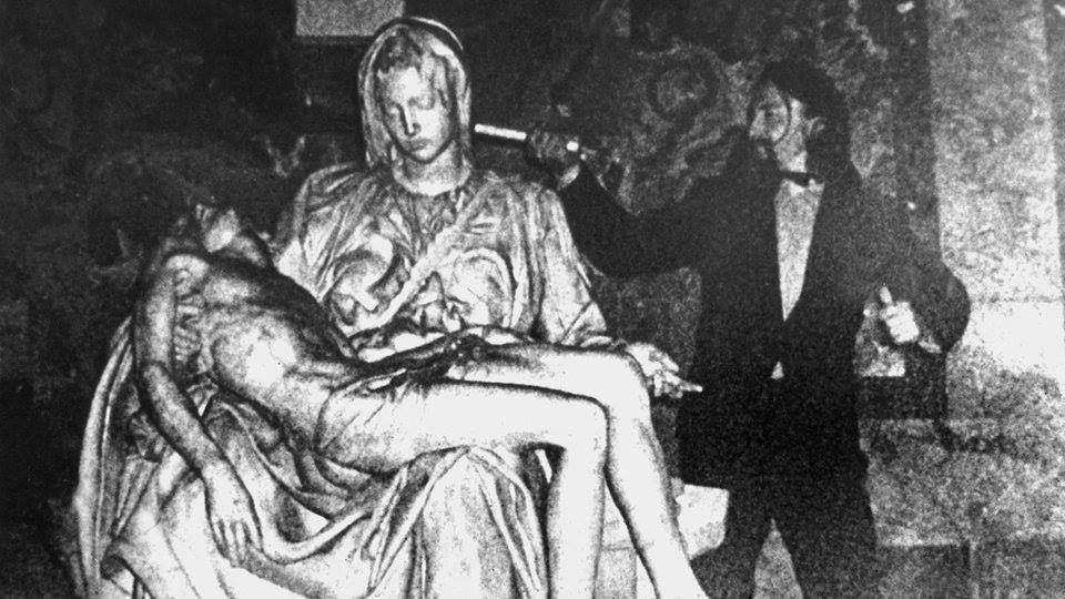 May 1972 When LÃszlÃ³ TÃ³th tried to destroy Michelangelo s Pieta