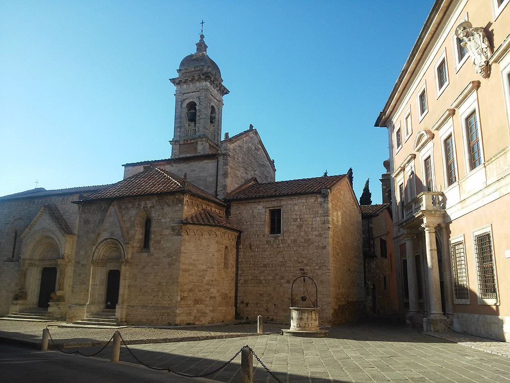 San Quirico d'Orcia: la collegiata dei Santi Quirico e Giulitta e, di fianco, Palazzo Chigi Zondadari