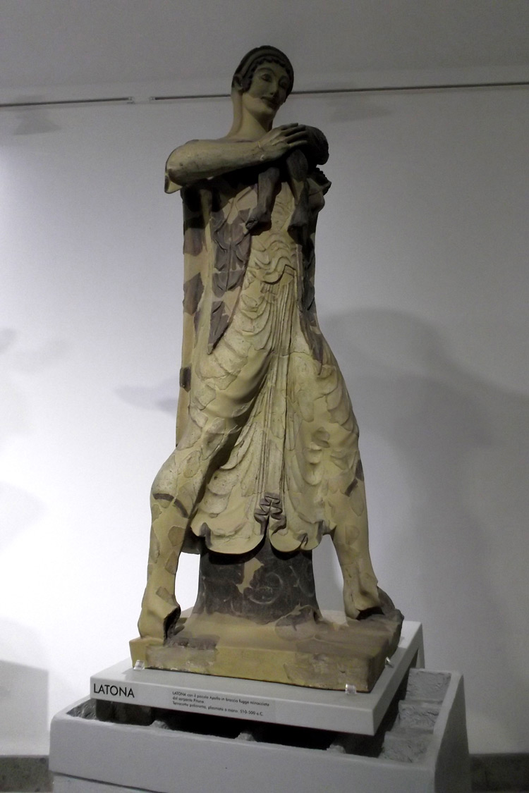 Arte etrusca, Latona (510-500 a.C. circa; terracotta policroma; Roma, Museo Nazionale Etrusco di Villa Giulia). Ph. Credit Sergio D'Afflitto