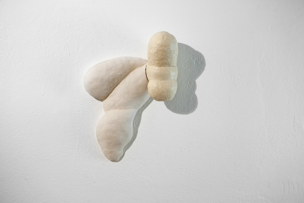 Thomas Hirschler, Fine it would be (2017-2018; ceramica, 60 x 60 cm)