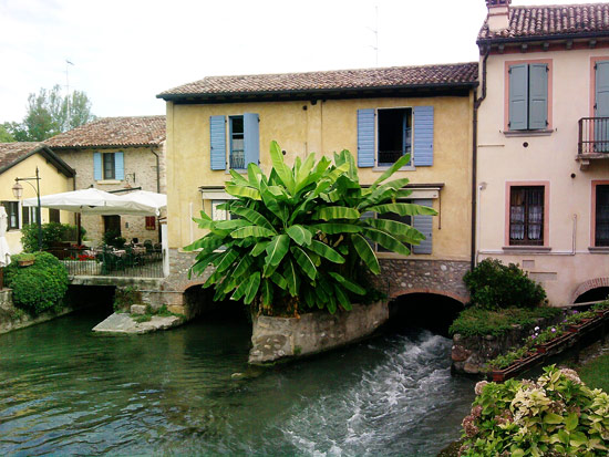 Immagine del Mincio che scorre sotto gli edifici