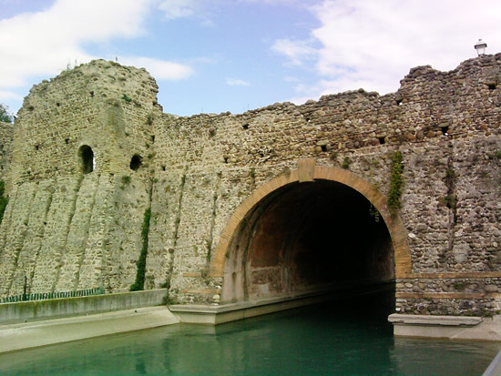 Le rovine del ponte visconteo a Borghetto