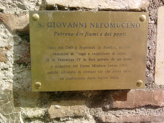 La targa ci ricorda la storia di san Giovanni Nepomuceno, patrono di ponti e fiumi