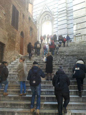 Un gruppo di ragazzi in visita al Duomo di Siena