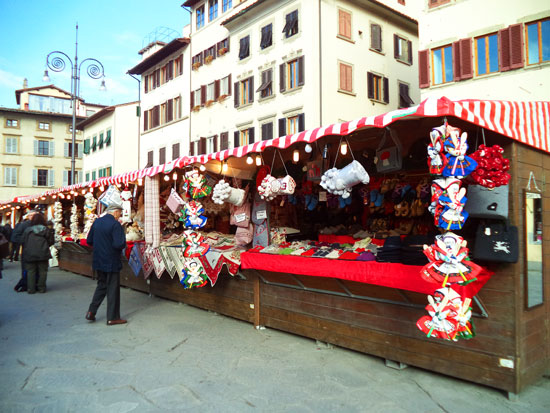 I banchi del mercatino di Santa Croce a Firenze