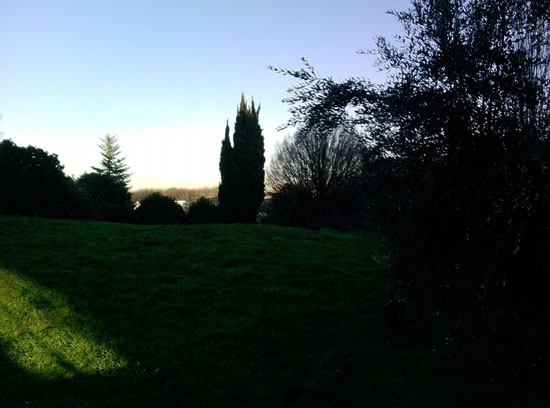 Calano le ombre sul verde del parco archeologico dell'acropoli