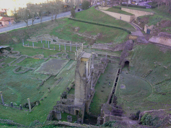 Il teatro romano di Volterra dall'alto