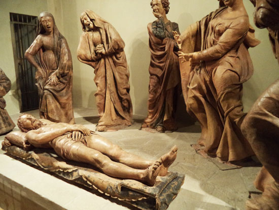 Altra visuale del Compianto sul Cristo morto di Niccolò dell'Arca