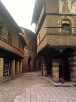 La strada principale del Borgo Medievale di Torino: sulla sinistra l'albergo dei Pellegrini e sulla destra la casa di Bussoleno