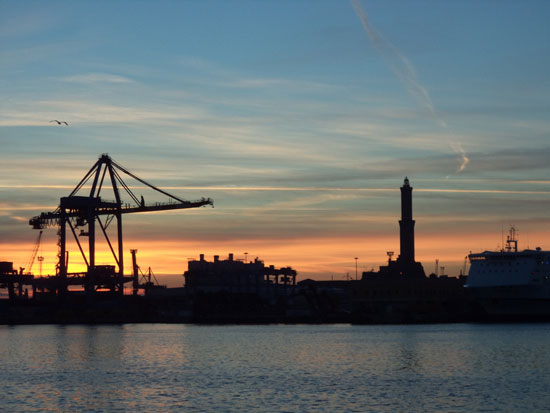 Uno stupendo tramonto sul porto di Genova