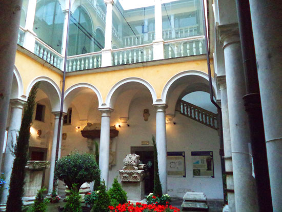 Il cortile del Palazzo del Comune