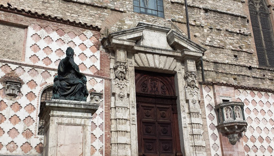 La fiancata della Cattedrale con la statua bronzea di papa Giulio III realizzata da Vincenzo Danti