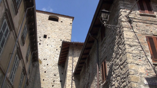 Edifici di Varzi con, sullo sfondo, la Torre di Porta Sottana