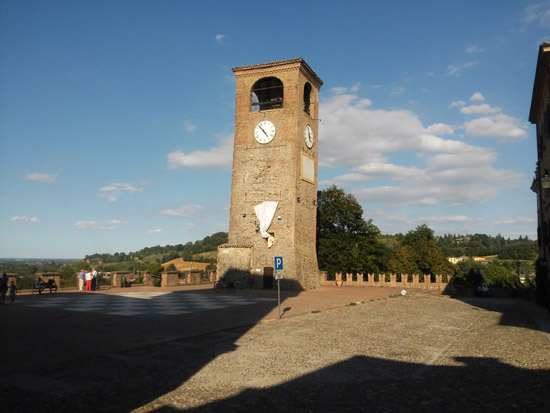 Castelvetro, la piazza della scacchiera e la Torre dell'Orologio