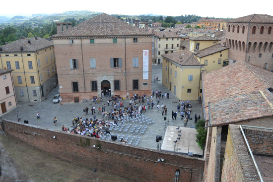 Piazza Contrari inizia a riempirsi...