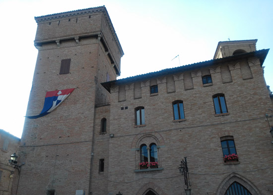 Castelvetro, la Torre delle Prigioni e Palazzo Rinaldi