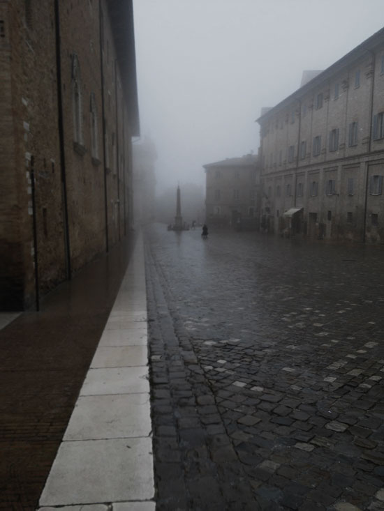 Urbino, Piazza Rinascimento sotto la bufera