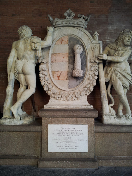 Lo stemma comunale di Cremona sotto la Loggia dei Militi