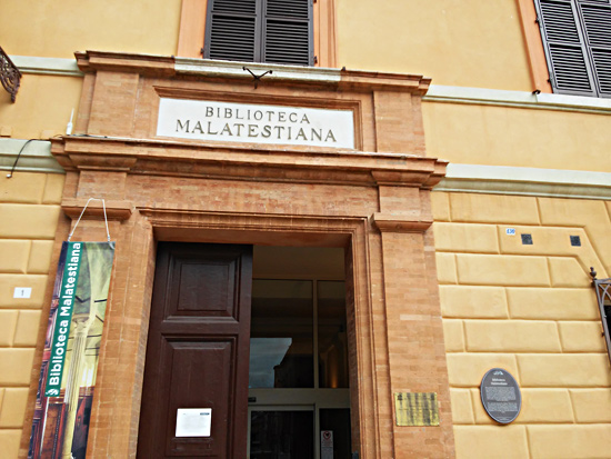 L'ingresso dell'edificio che accoglie la Biblioteca Malatestiana