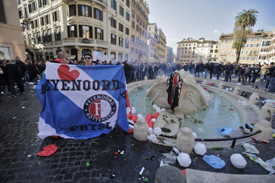 La Barcaccia danneggiata dagli hooligan del Feyenoord