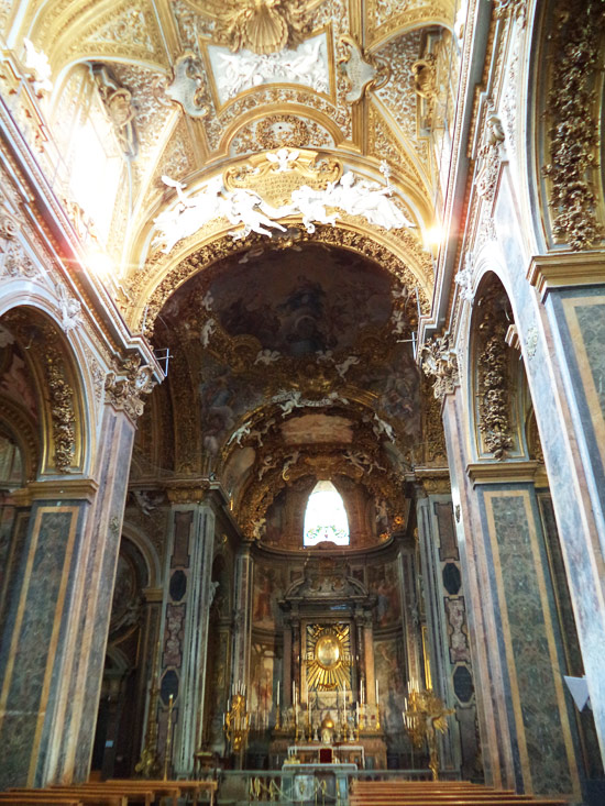 L'altare maggiore della chiesa di Santa Maria dell'Orto a Roma