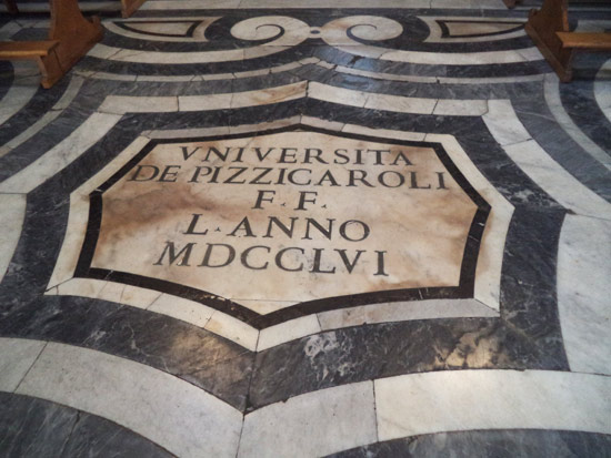 L'iscrizione pavimentale dell'Università dei Pizzicaroli