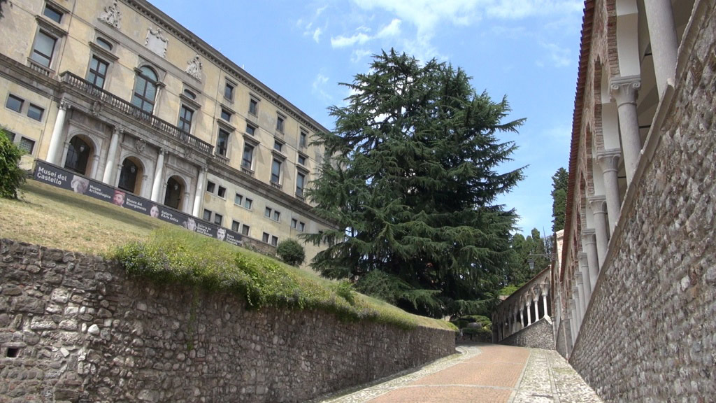 Il Porticato del Lippomano sulla salita verso il Castello