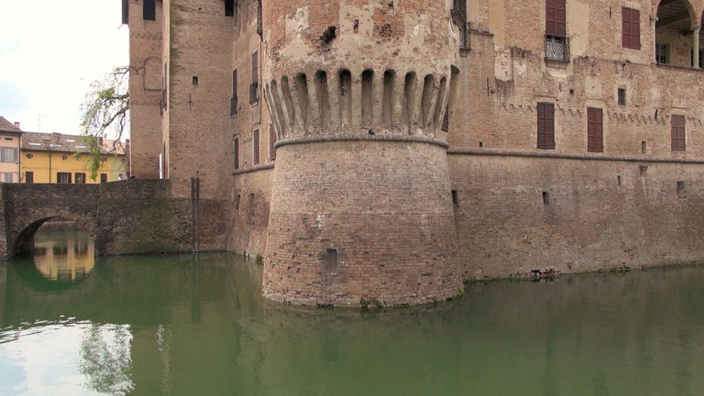 Il fossato attorno alla Rocca Sanvitale