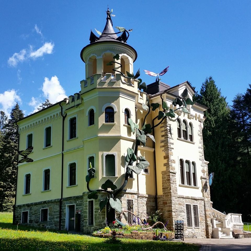 La Villa Paradiso (il rampicante è una installazione temporanea)