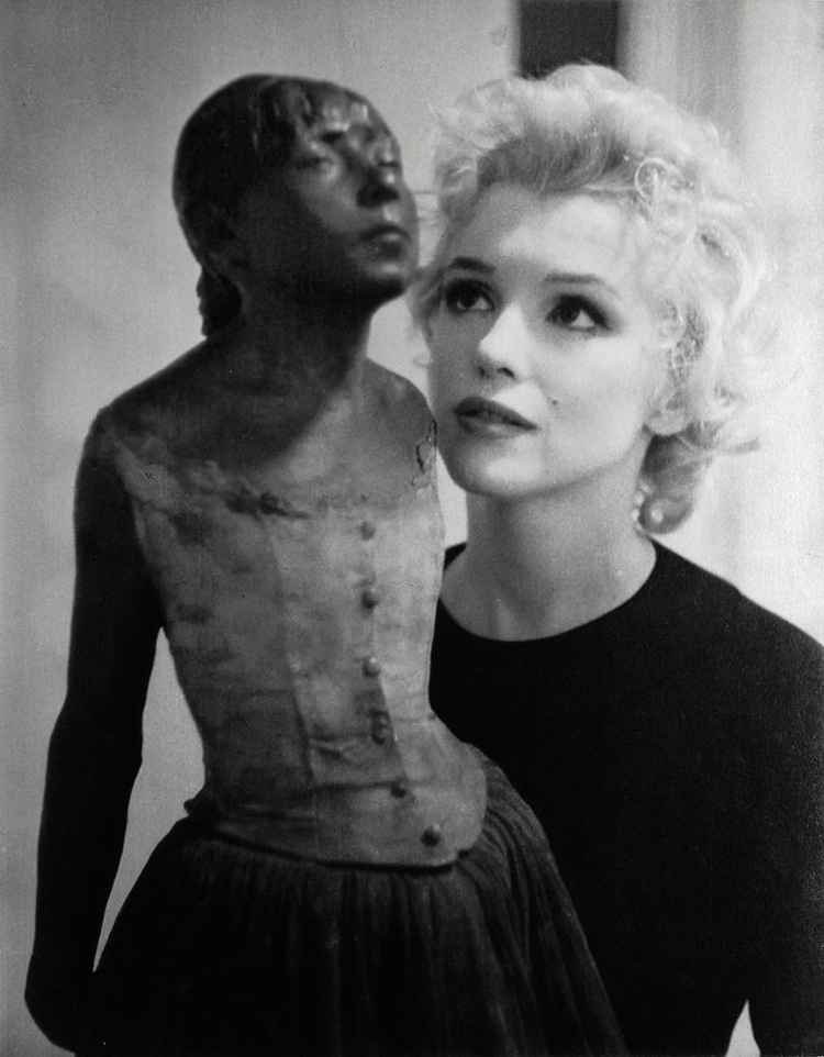 Marilyn Monroe con una scultura di Degas