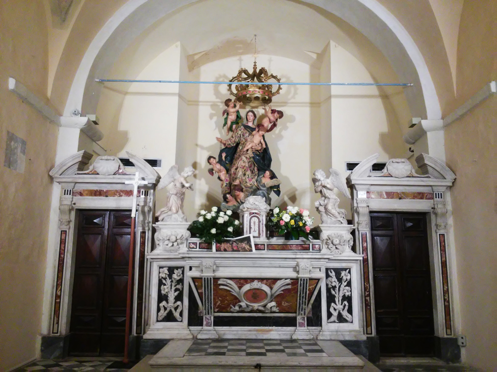 La Madonna del Rosario dietro l'altare seicentesco nel Battistero del Duomo di Carrara