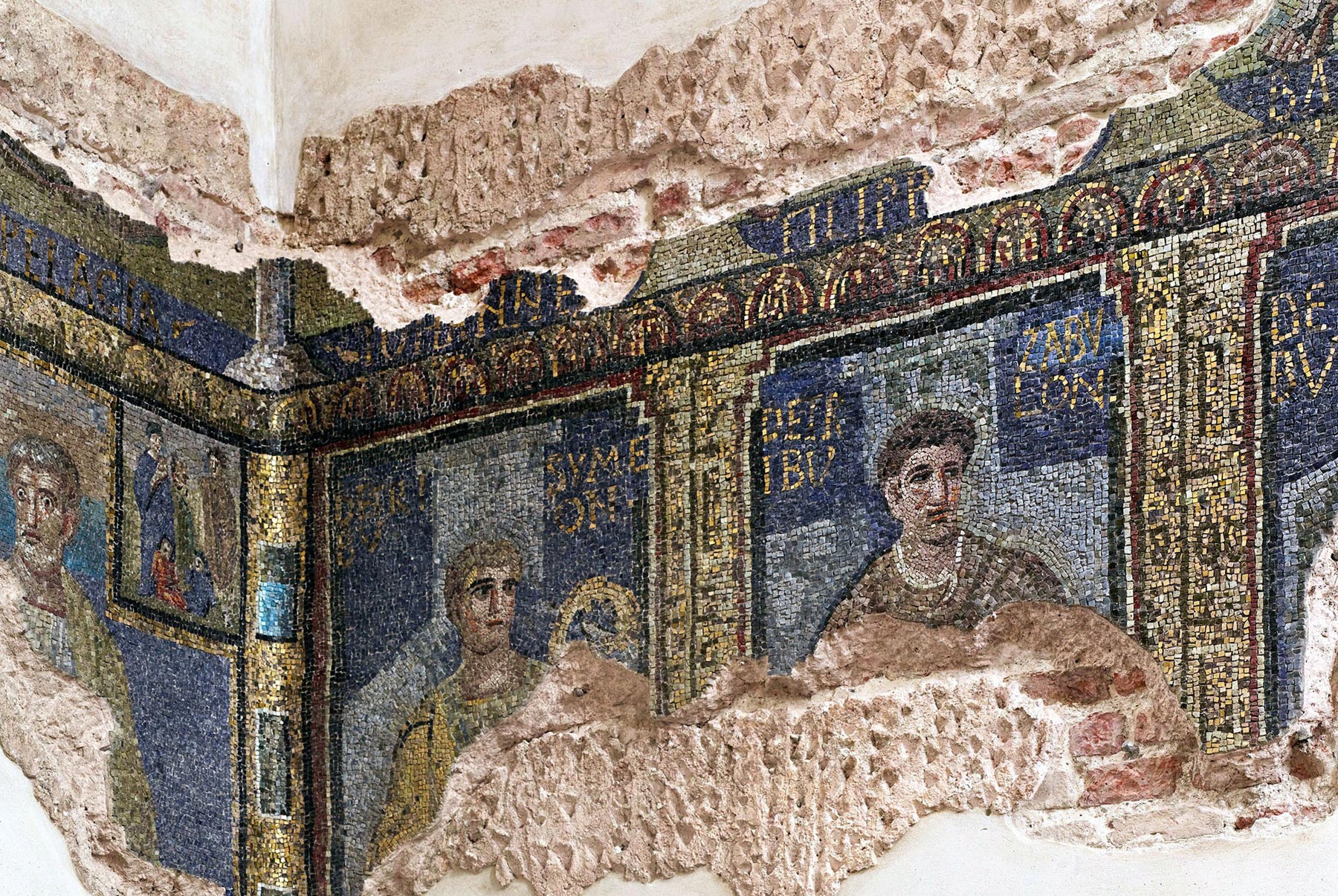 Mosaici dell'atrio