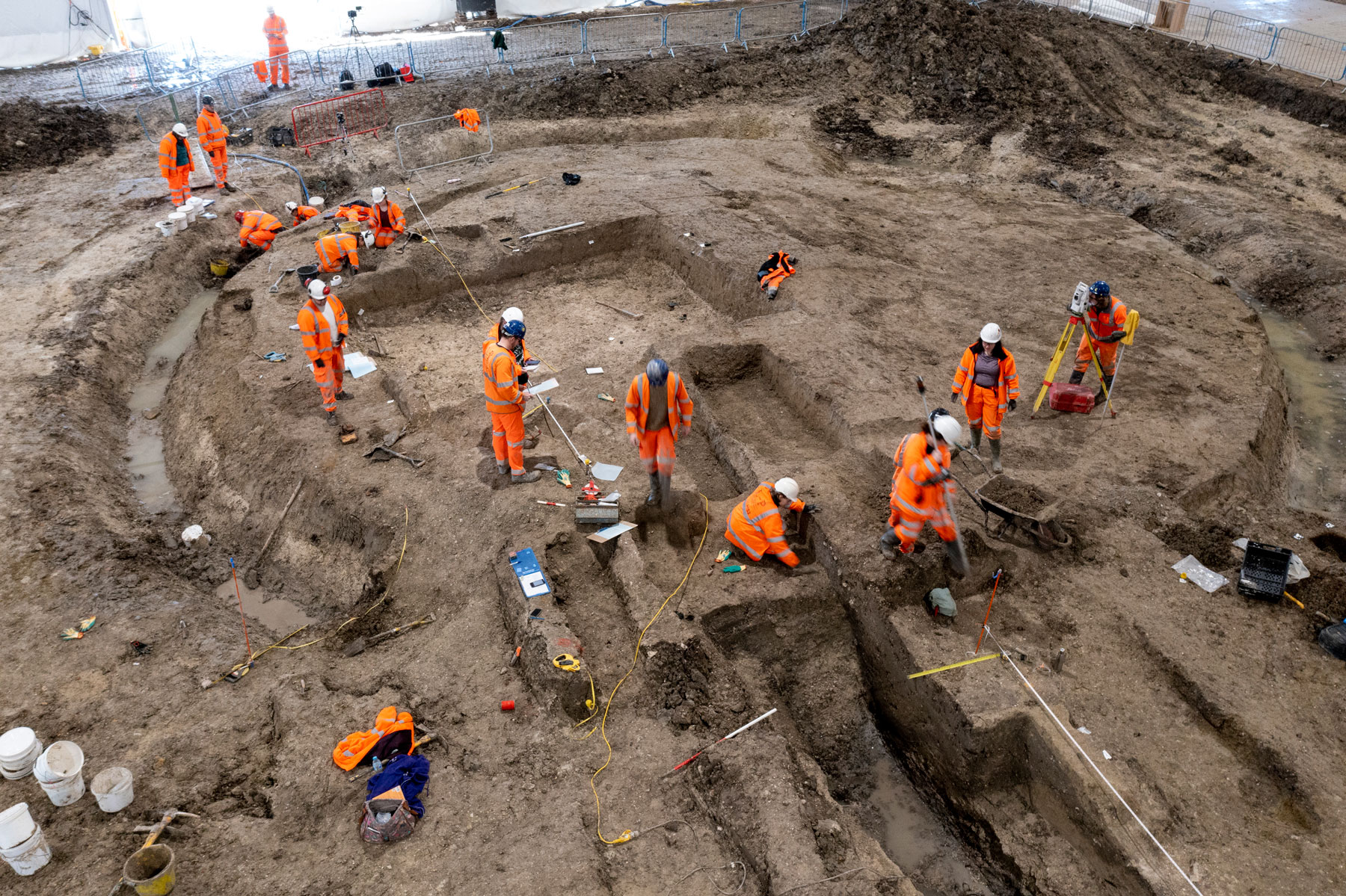 England, Roman Statues Found In High Speed Rail Excavation ...