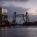 Rotterdam si rifiuta di smontare ponte simbolo della città per far passare lo yacht di Bezos