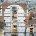 A Siena è polemica per la ricostruzione temporanea del Duomo Nuovo, opera di Tresoldi
