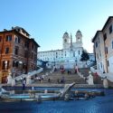 Turisti vandali, a Roma danni per oltre 60mila euro alla scalinata di piazza di Spagna