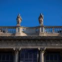 Torino, al via la grande operazione di spostamento a terra delle statue di Palazzo Madama