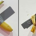 Seul, uno studente mangia la banana di Cattelan alla mostra, e attacca la buccia al muro