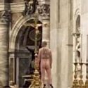 Roma, un uomo si denuda dentro la basilica di San Pietro