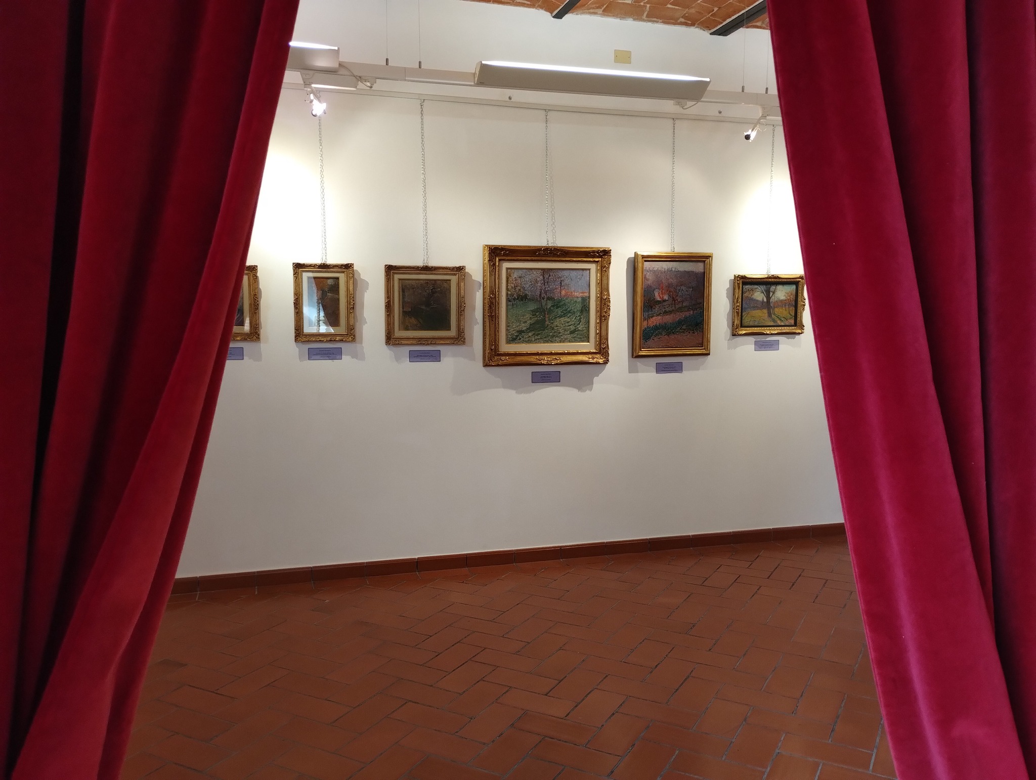 Montage de l'exposition Serafino Macchiati. Moi et l'autre