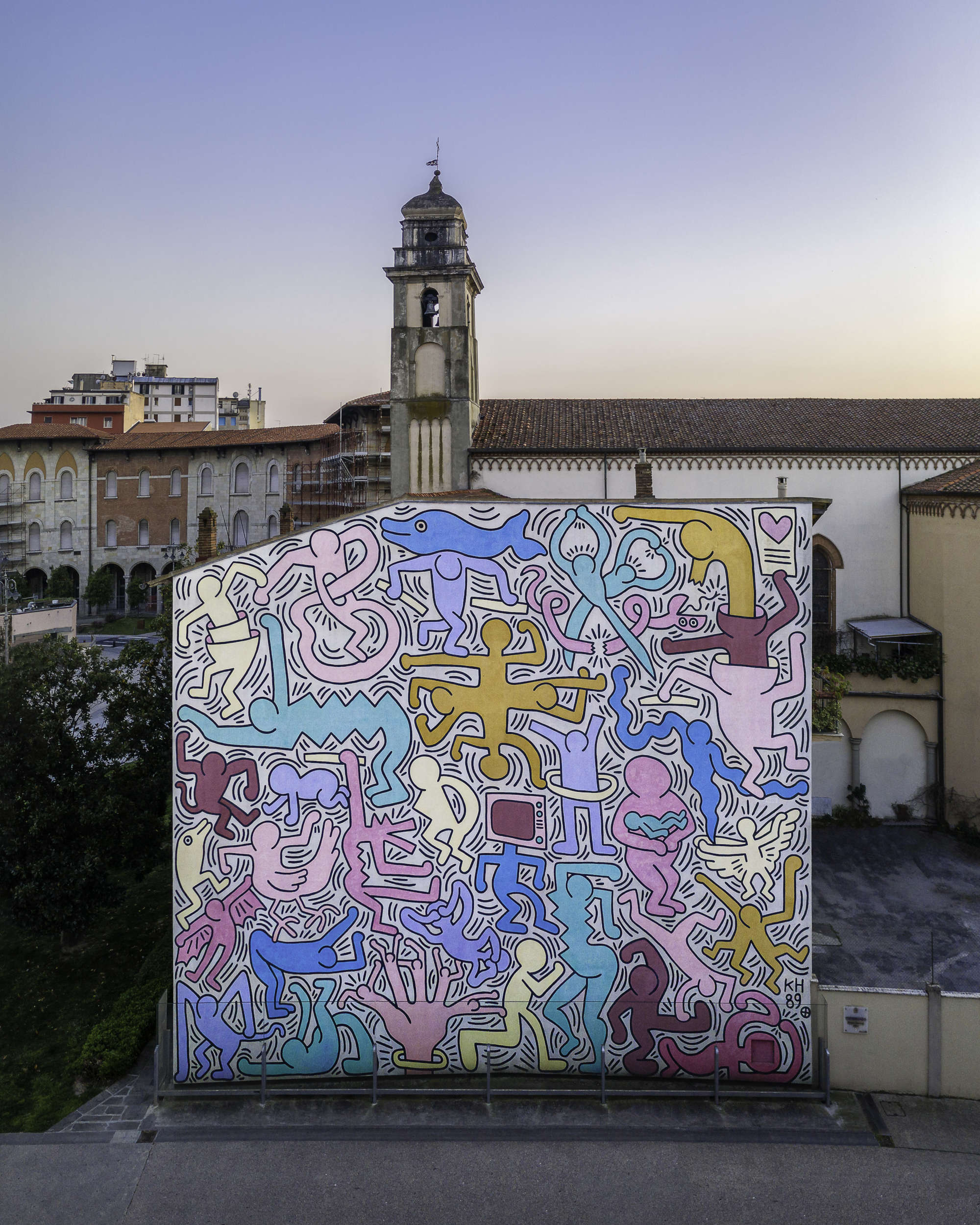 Keith Haring, Tuttomondo (1989; painting on wall, 1000 x 1800 cm; Pisa, Piazza Sant'Antonio). Photo: Guglielmo Giambartolomei