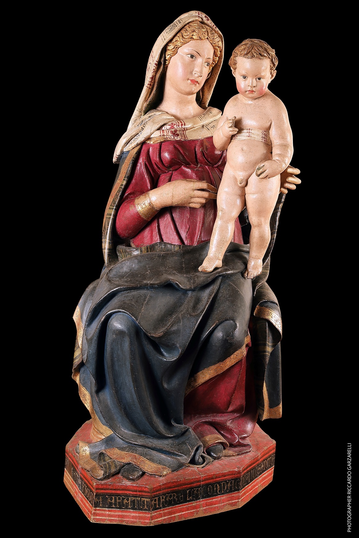 Jacopo della Quercia, Madonna mit Kind (1420; polychrome Holzskulptur, 150 x 67 x 55 cm; Anghiari, Museo di Palazzo Taglieschi). Foto: Riccardo Garzarelli