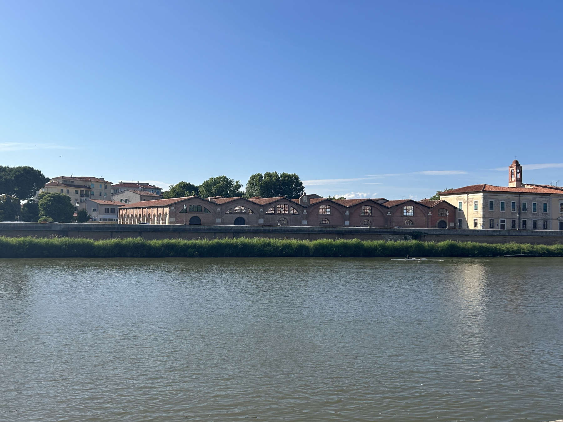 Die Arsenale der Medici vom Arno aus gesehen