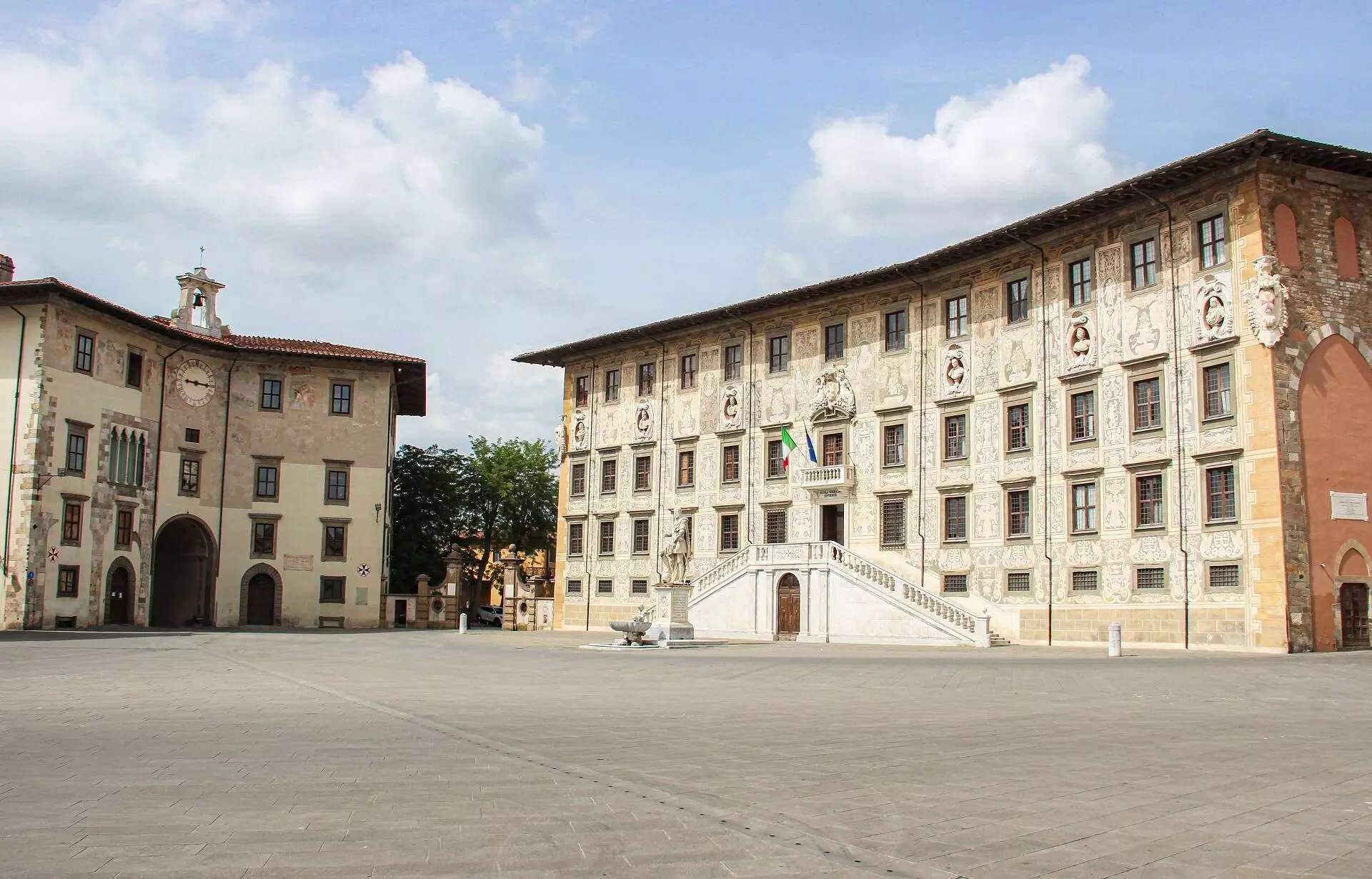 Pisa, Piazza dei Cavalieri, a la derecha el Palazzo della Carovana. Foto: Ayuntamiento de Pisa