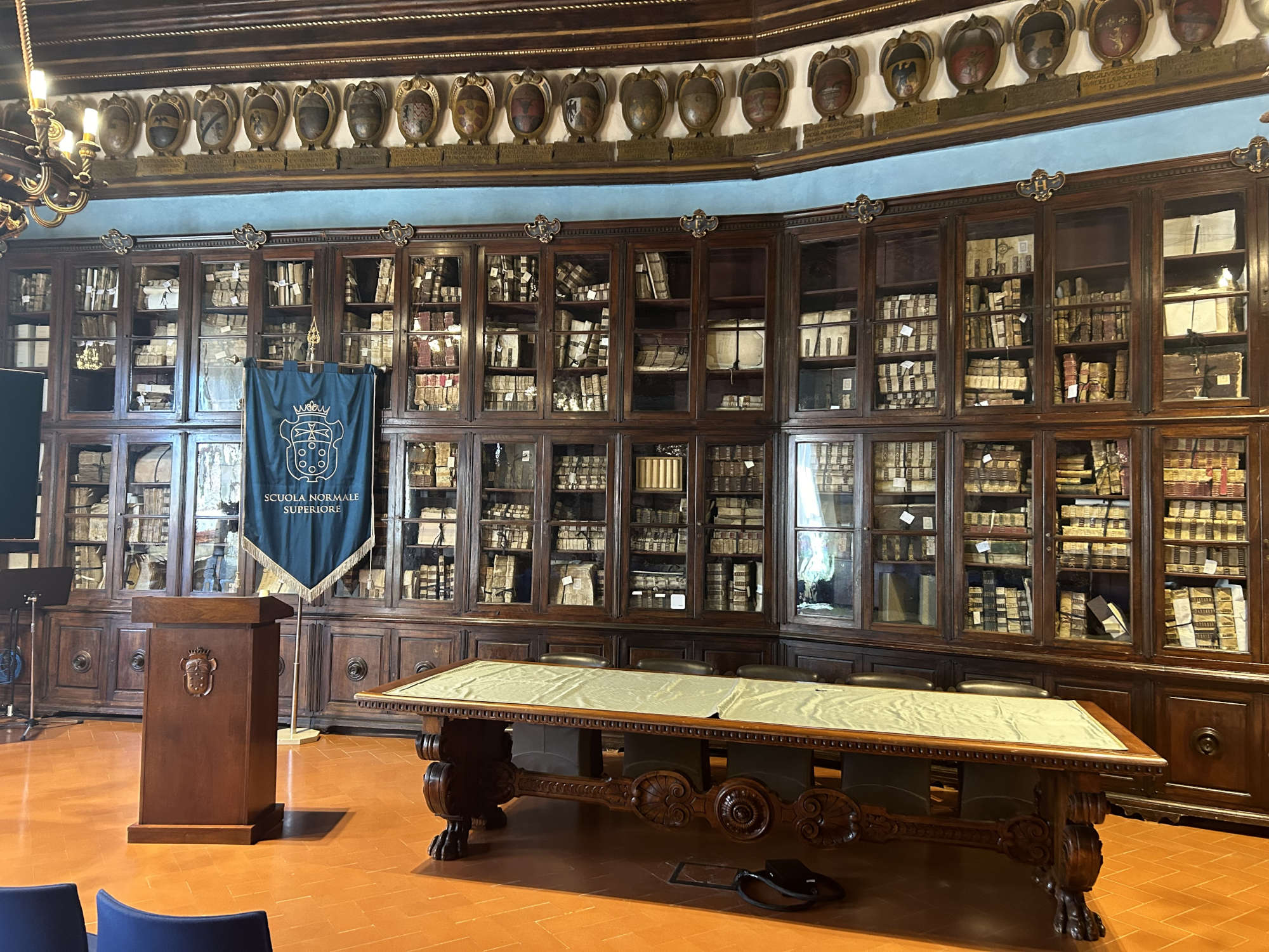 Die Sala Azzurra, einst Wappensaal, wegen der in einem durchgehenden Fries entwickelten Embleme. Foto: Jacopo Suggi