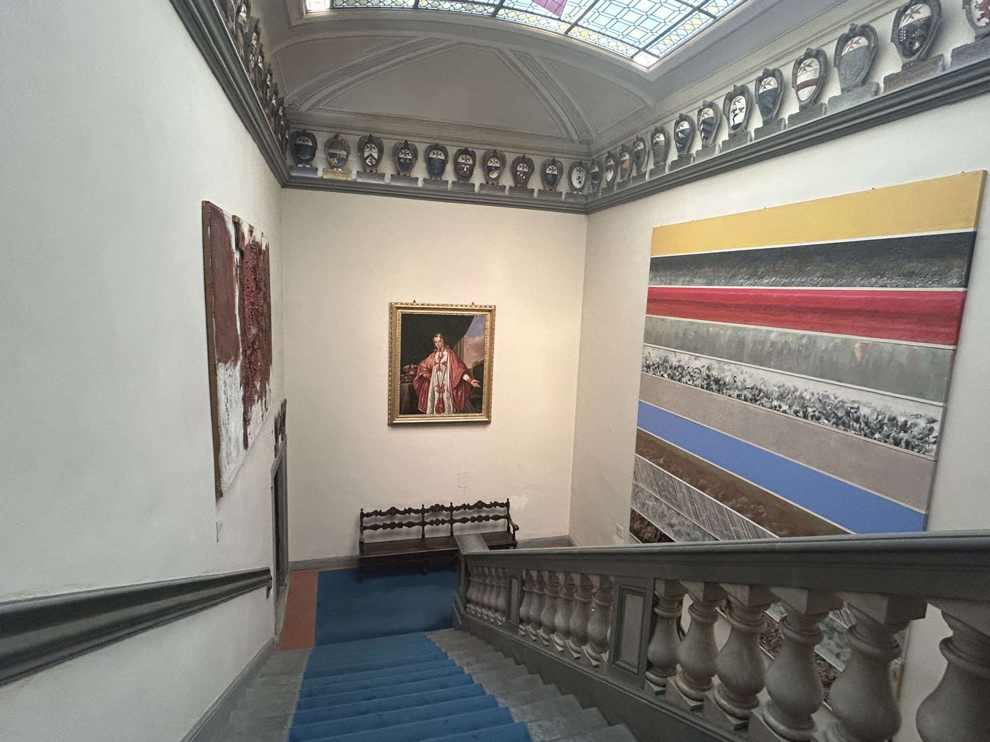 L'escalier. Les œuvres du Centre Pecci et un tableau de Léopold II. Photo : Jacopo Suggi