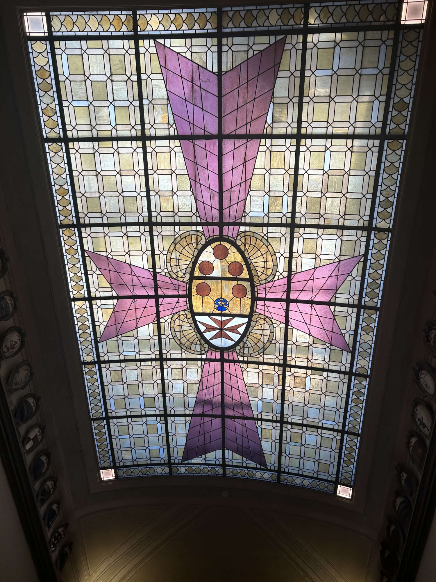 Le vitrail moderne au-dessus de l'escalier monumental à l'intérieur. Photo : Jacopo Suggi