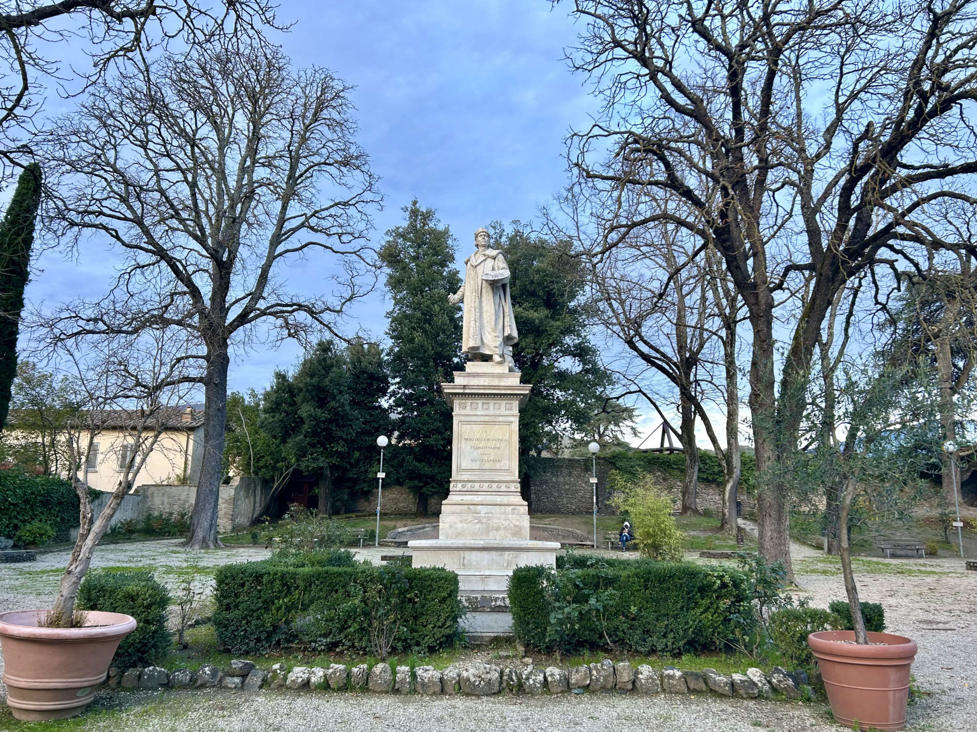 Les jardins de Piero della Francesca devant la maison de l'artiste avec la statue dédiée au Biturgien par Arnaldo Zocchi