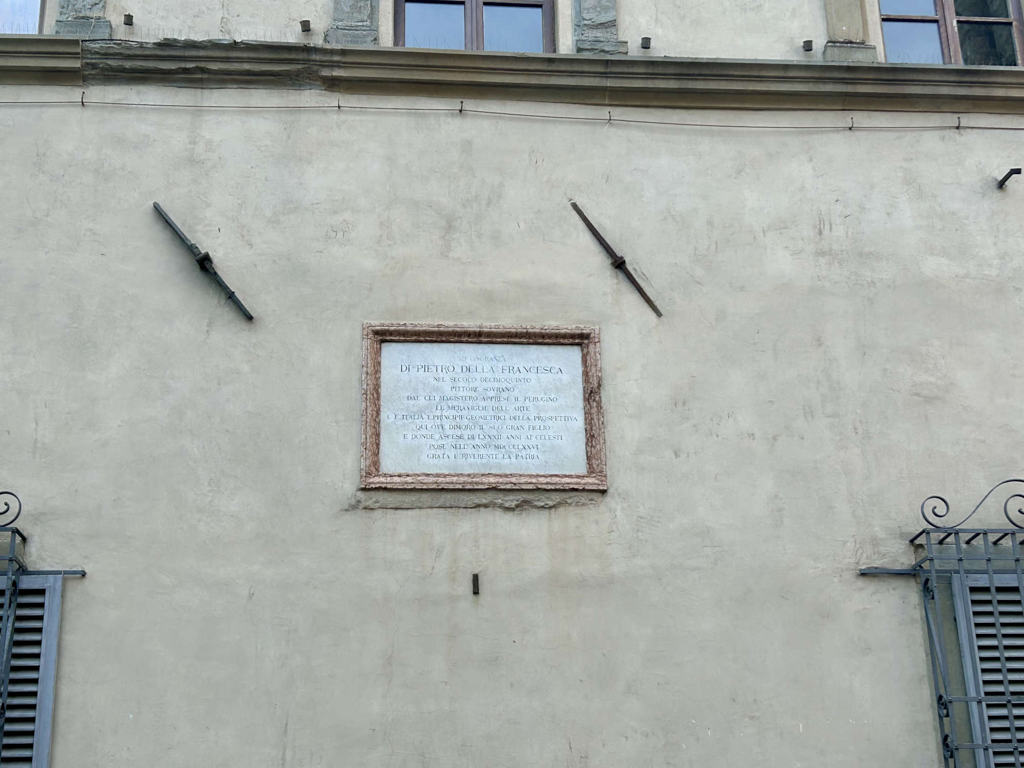 The plaque placed on the facade