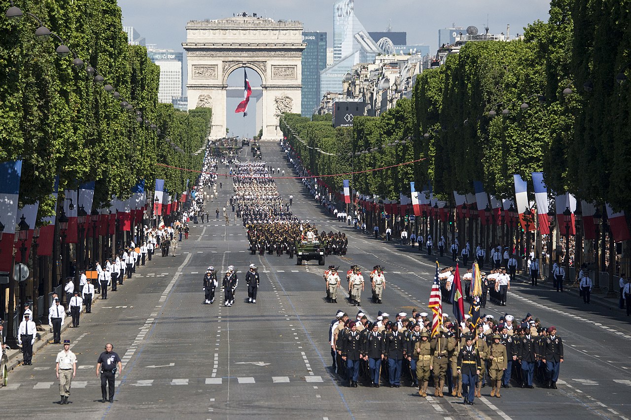 Die Parade am 14. Juli am Arc de Triomphe. Foto: Vorsitzender der Joint Chiefs of Staff aus Washington D.C, Vereinigte Staaten